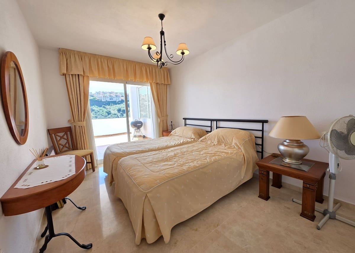 2 bedroom Apartment for sale in Calahonda with pool garage - € 345,000 (Ref: 10044683)