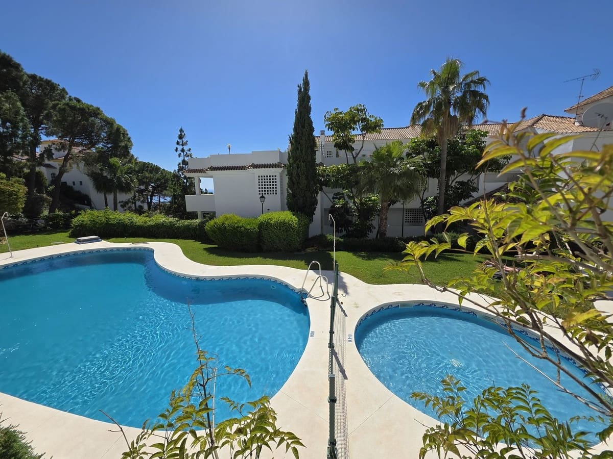 2 bedroom Apartment for sale in Calahonda with pool garage - € 345,000 (Ref: 10044683)