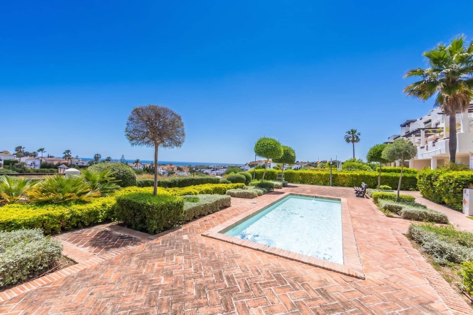 2 soverom Penthouse til salgs i Estepona med svømmebasseng garasje - € 480 000 (Ref: 10044684)