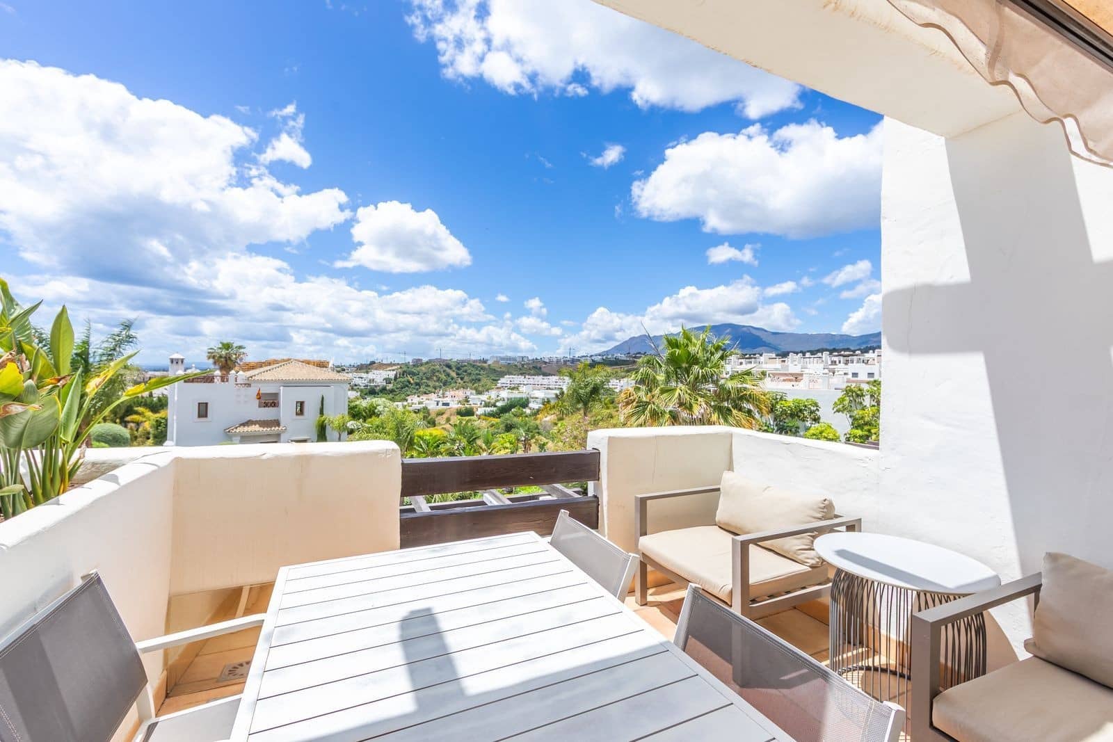 2 soverom Penthouse til salgs i Estepona med svømmebasseng garasje - € 480 000 (Ref: 10044684)