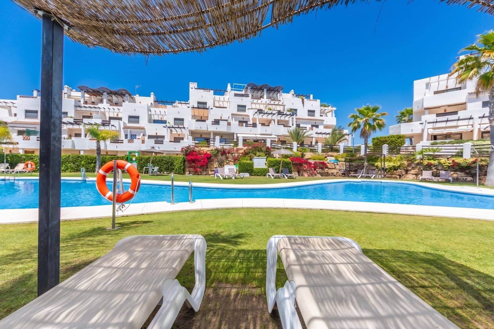 2 soverom Penthouse til salgs i Estepona med svømmebasseng garasje - € 480 000 (Ref: 10044684)