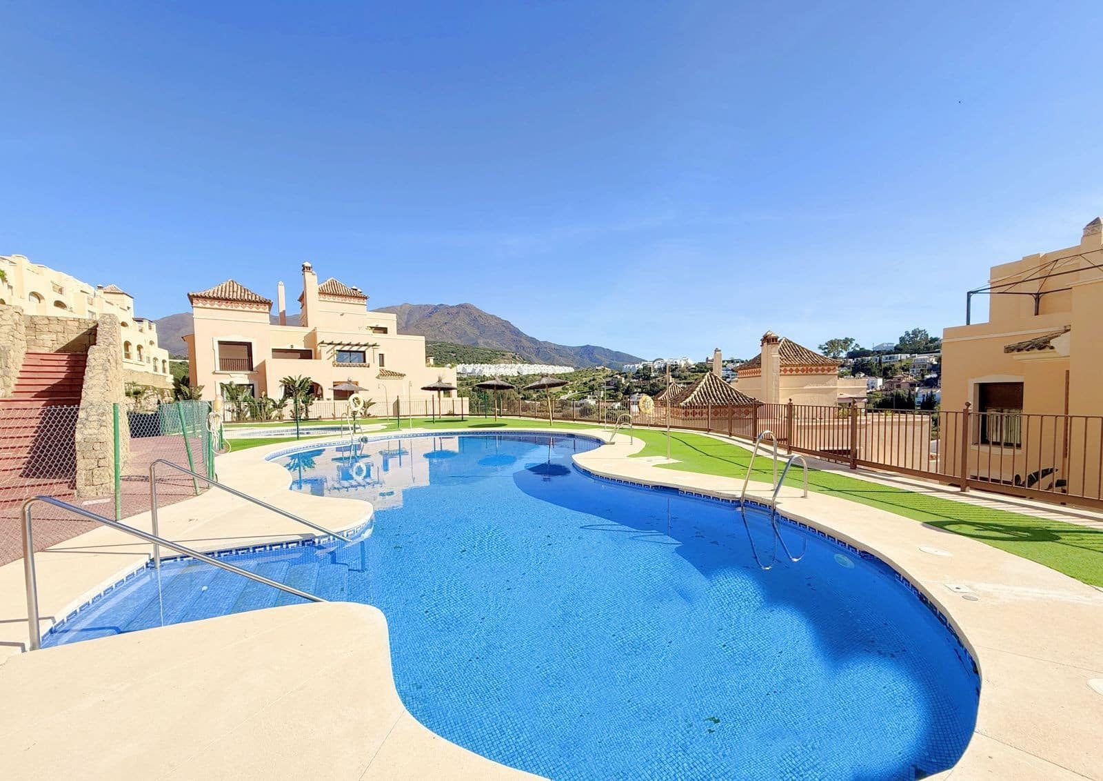 2 Zimmer Penthouse zu verkaufen in Estepona mit Pool Garage - 338.000 € (Ref: 10044685)