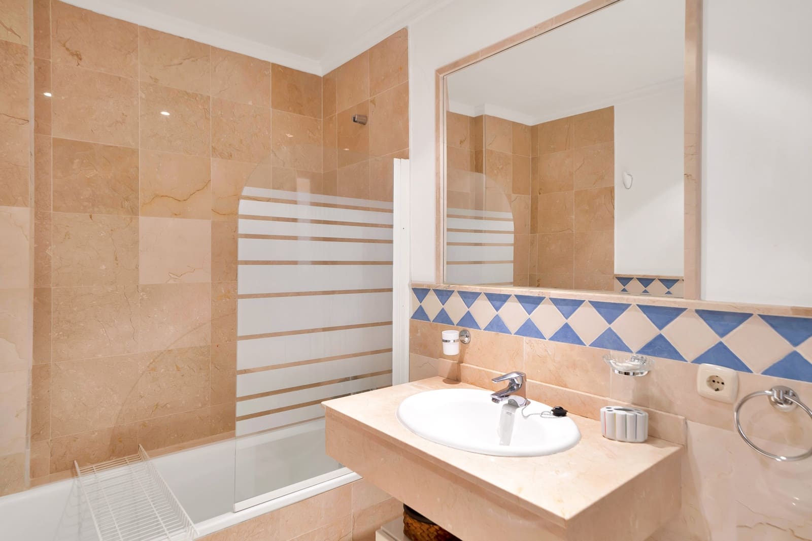 3 soveværelse Lejlighed til salg i Nueva Andalucia med swimmingpool garage - € 575.000 (Ref: 10150299)