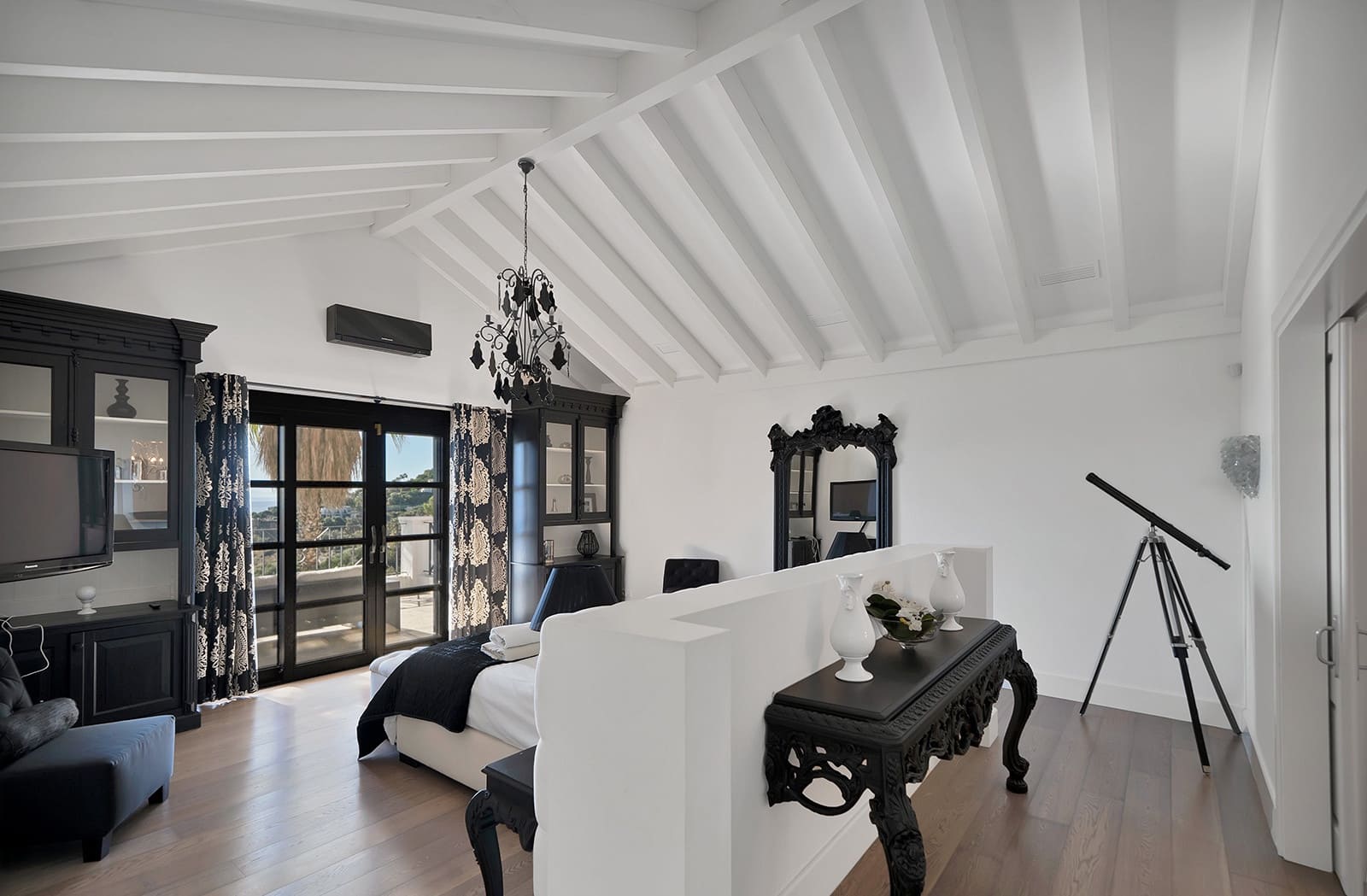 5 bedroom Villa for sale in Benahavis with pool garage - € 4,950,000 (Ref: 10150301)