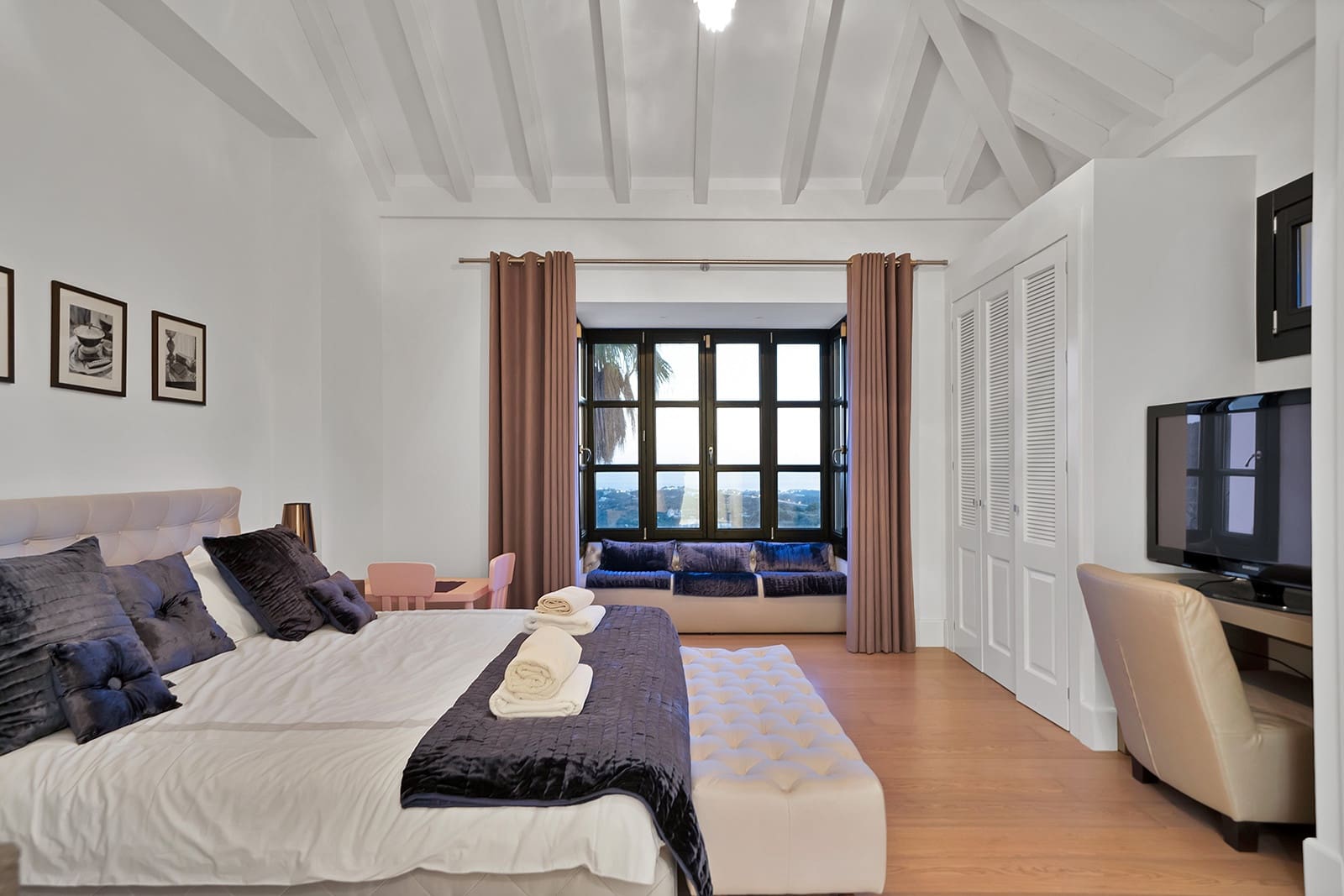 5 bedroom Villa for sale in Benahavis with pool garage - € 4,950,000 (Ref: 10150301)