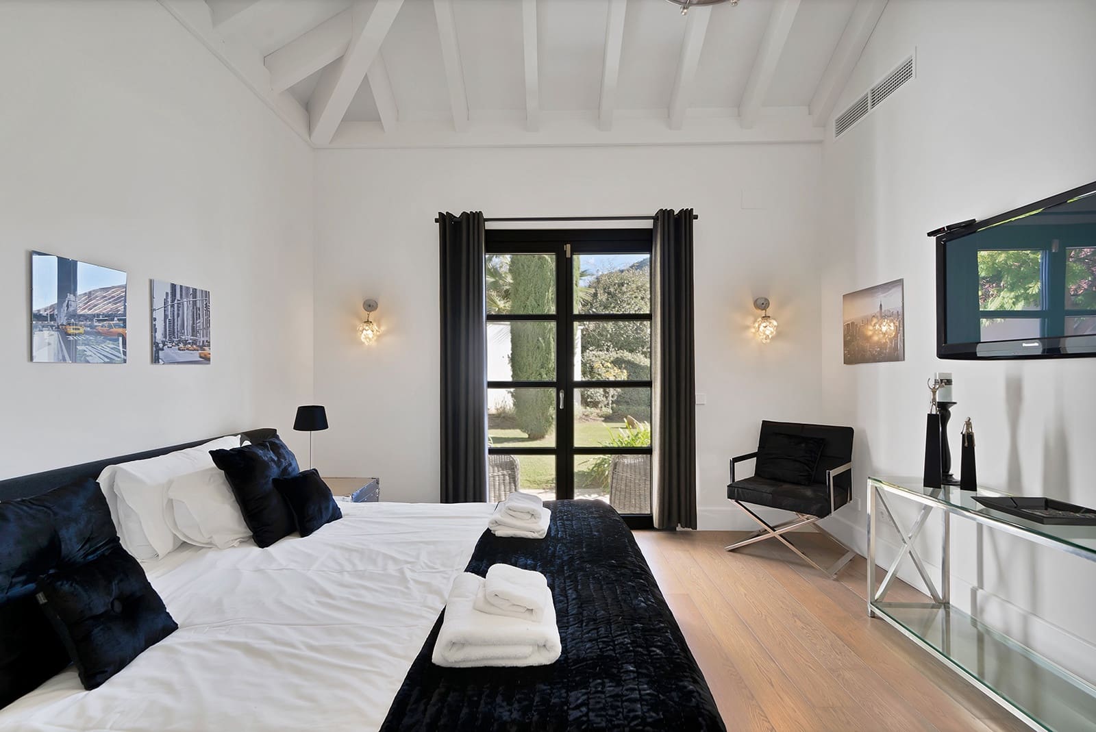 5 bedroom Villa for sale in Benahavis with pool garage - € 4,950,000 (Ref: 10150301)