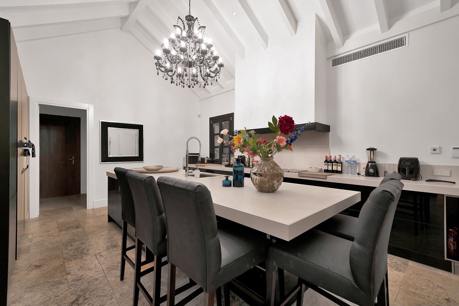 5 bedroom Villa for sale in Benahavis with pool garage - € 4,950,000 (Ref: 10150301)