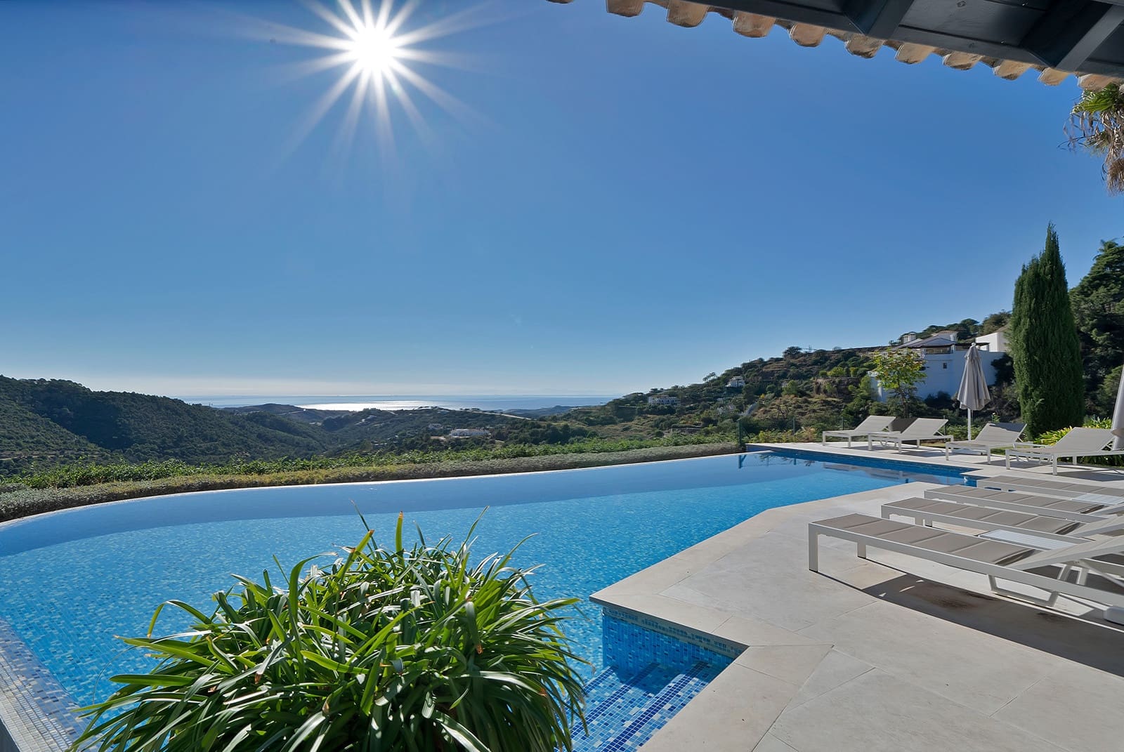 5 bedroom Villa for sale in Benahavis with pool garage - € 4,950,000 (Ref: 10150301)