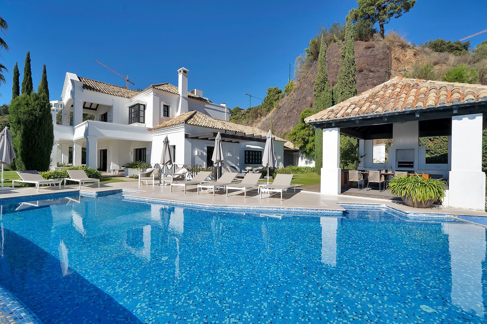 5 bedroom Villa for sale in Benahavis with pool garage - € 4,950,000 (Ref: 10150301)