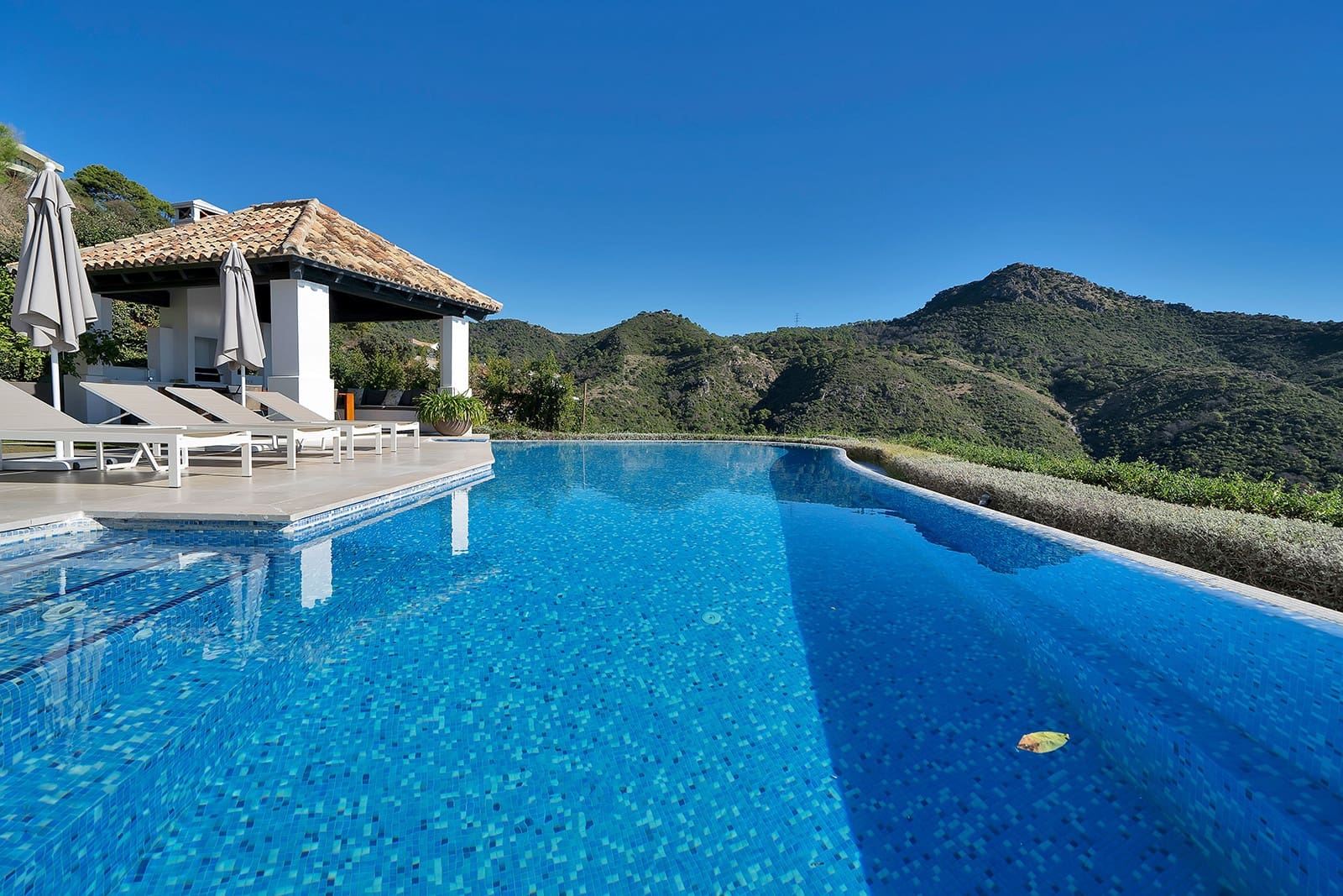 5 bedroom Villa for sale in Benahavis with pool garage - € 4,950,000 (Ref: 10150301)