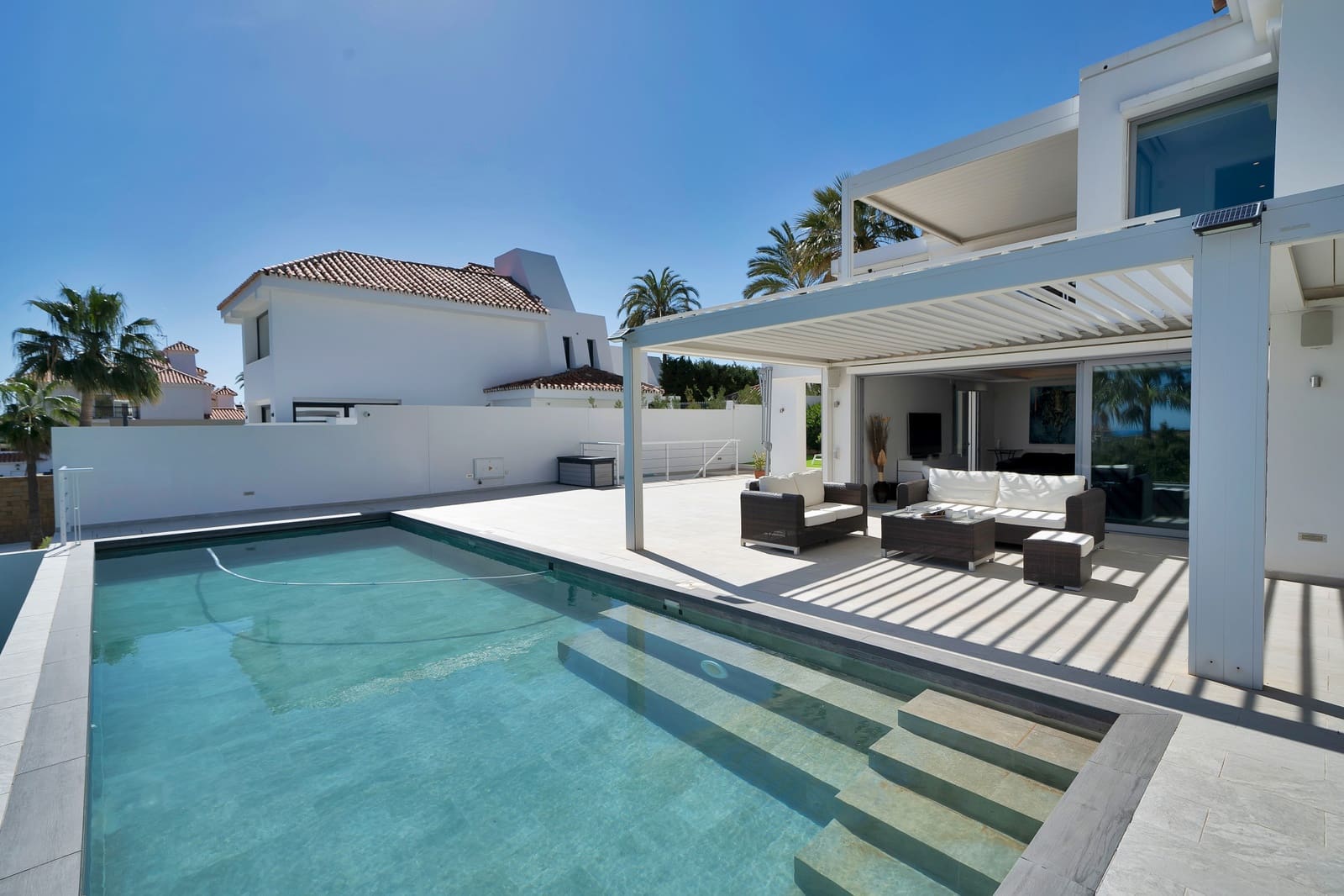 4 sypialnia Willa na sprzedaż w Nueva Andalucia z basenem garażem - 3 100 000 € (Ref: 10157505)