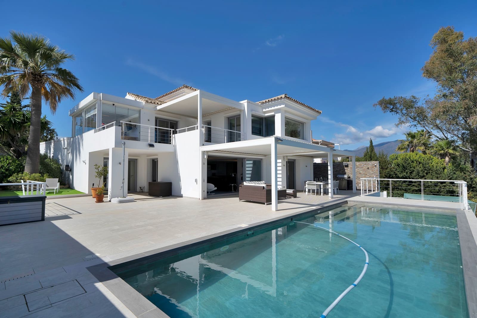 4 sypialnia Willa na sprzedaż w Nueva Andalucia z basenem garażem - 3 100 000 € (Ref: 10157505)