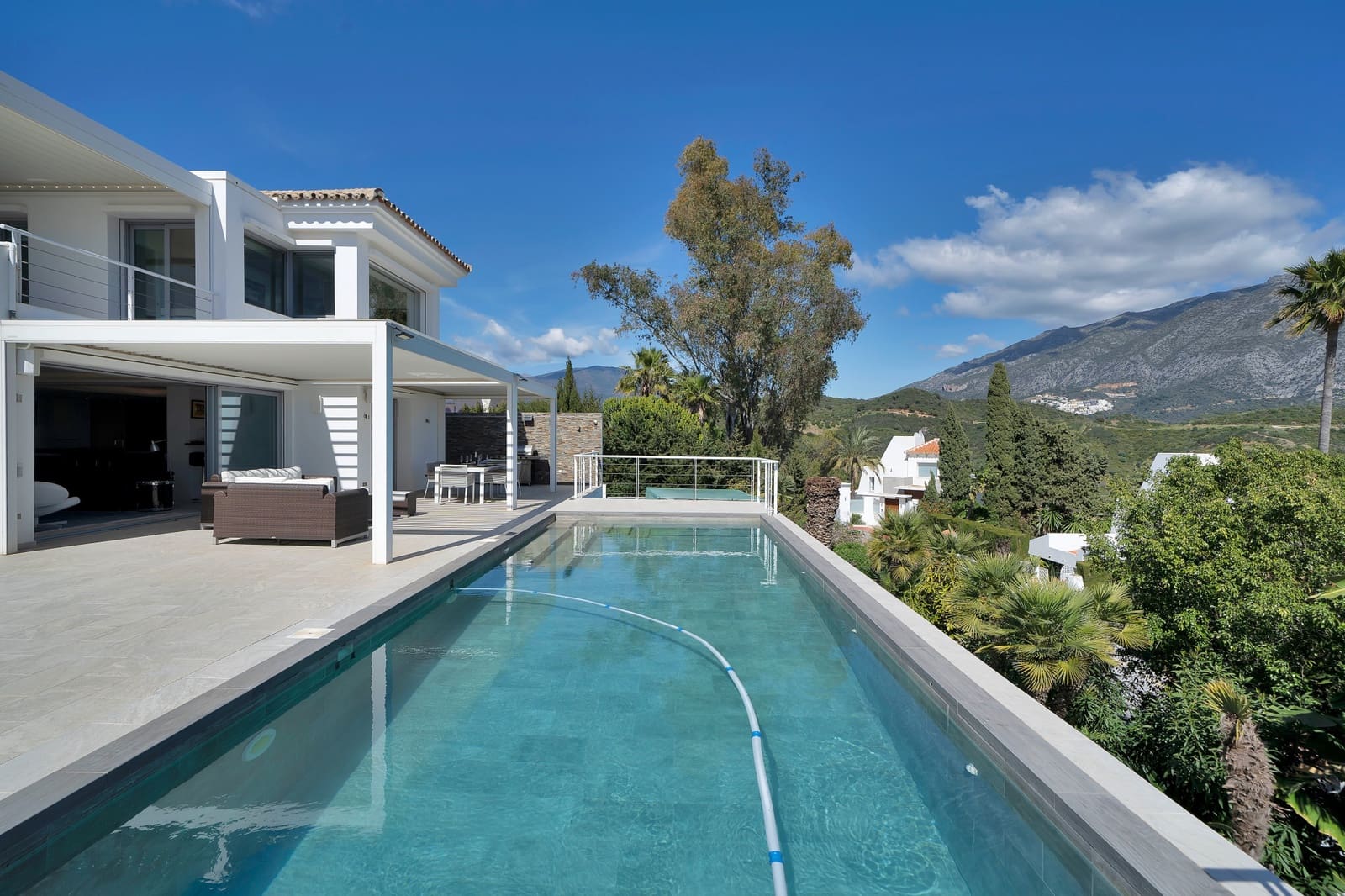 4 sypialnia Willa na sprzedaż w Nueva Andalucia z basenem garażem - 3 100 000 € (Ref: 10157505)