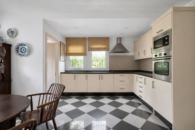 4 quarto Moradia para venda em El Paraiso, Estepona com piscina garagem - 1 750 000 € (Ref: 10157507)
