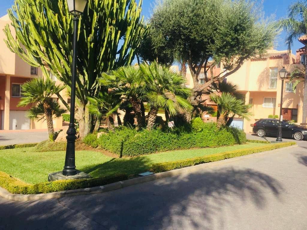 3 soveværelse Byhus til salg i Nueva Andalucia med swimmingpool garage - € 539.000 (Ref: 10157508)