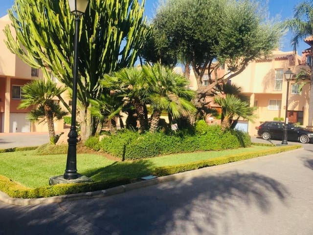 3 chambre Maison de Ville à vendre à Nueva Andalucia, Marbella avec piscine garage - 539 000 € (Ref: 10157508)