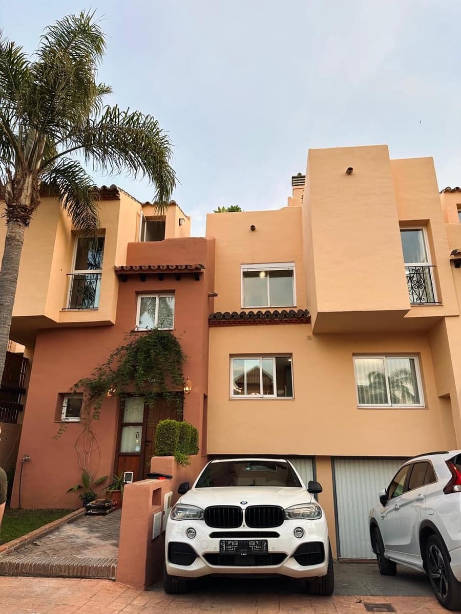 3 soveværelse Byhus til salg i Nueva Andalucia med swimmingpool garage - € 539.000 (Ref: 10157508)