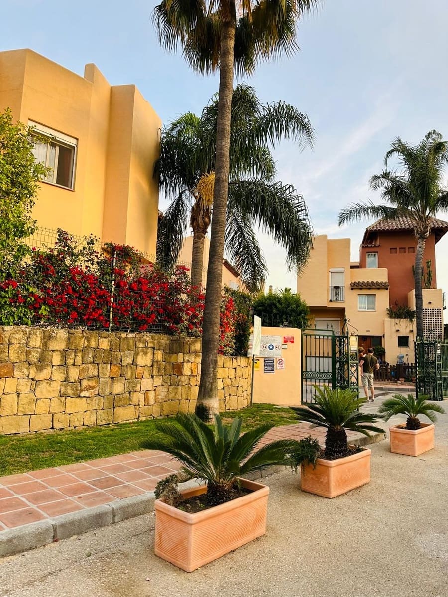 3 soveværelse Byhus til salg i Nueva Andalucia med swimmingpool garage - € 539.000 (Ref: 10157508)