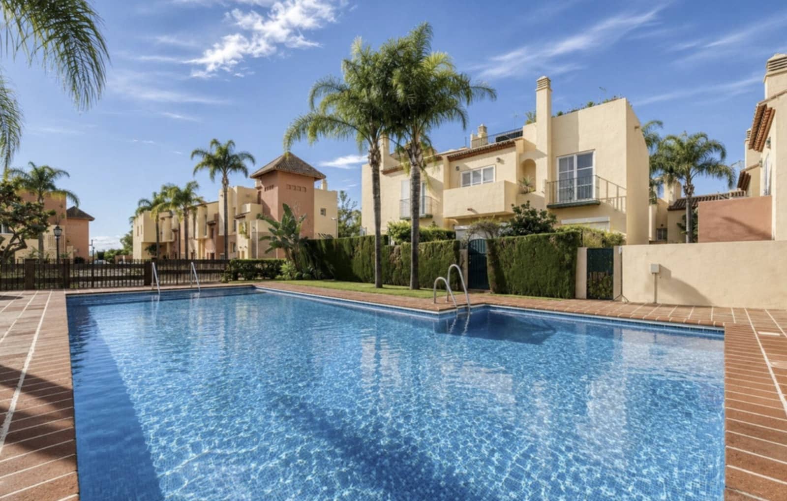3 soveværelse Byhus til salg i Nueva Andalucia med swimmingpool garage - € 539.000 (Ref: 10157508)