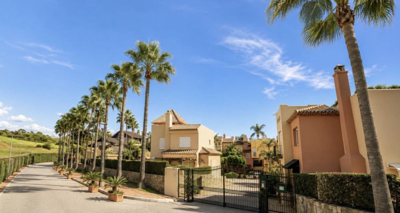 3 soveværelse Byhus til salg i Nueva Andalucia med swimmingpool garage - € 539.000 (Ref: 10157508)