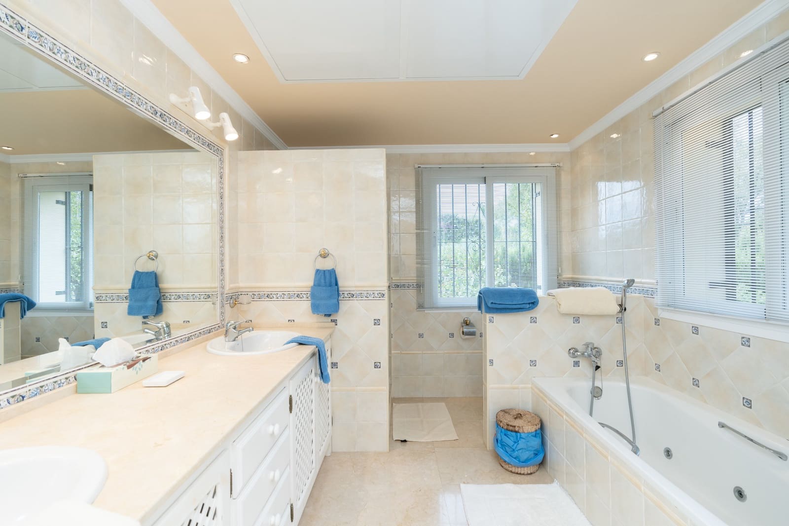 6 bedroom Villa for sale in Guadalmina with pool garage - € 3,400,000 (Ref: 10161154)