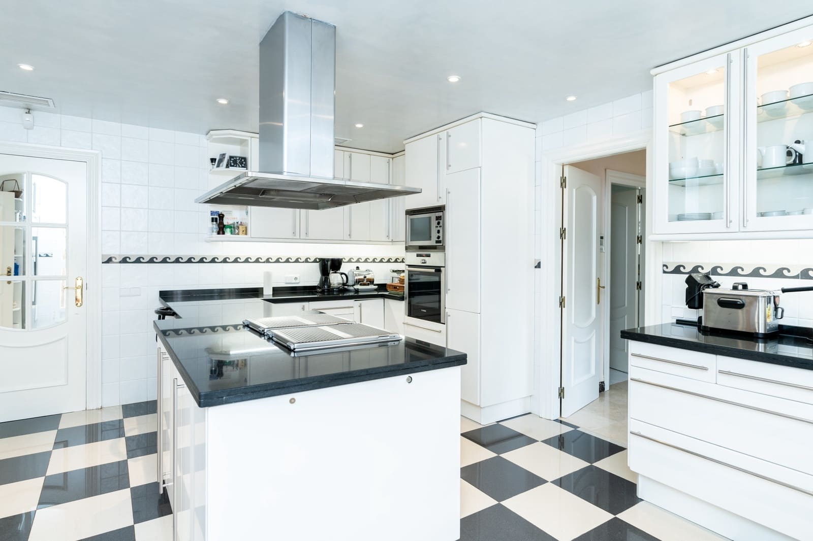 6 bedroom Villa for sale in Guadalmina with pool garage - € 3,400,000 (Ref: 10161154)