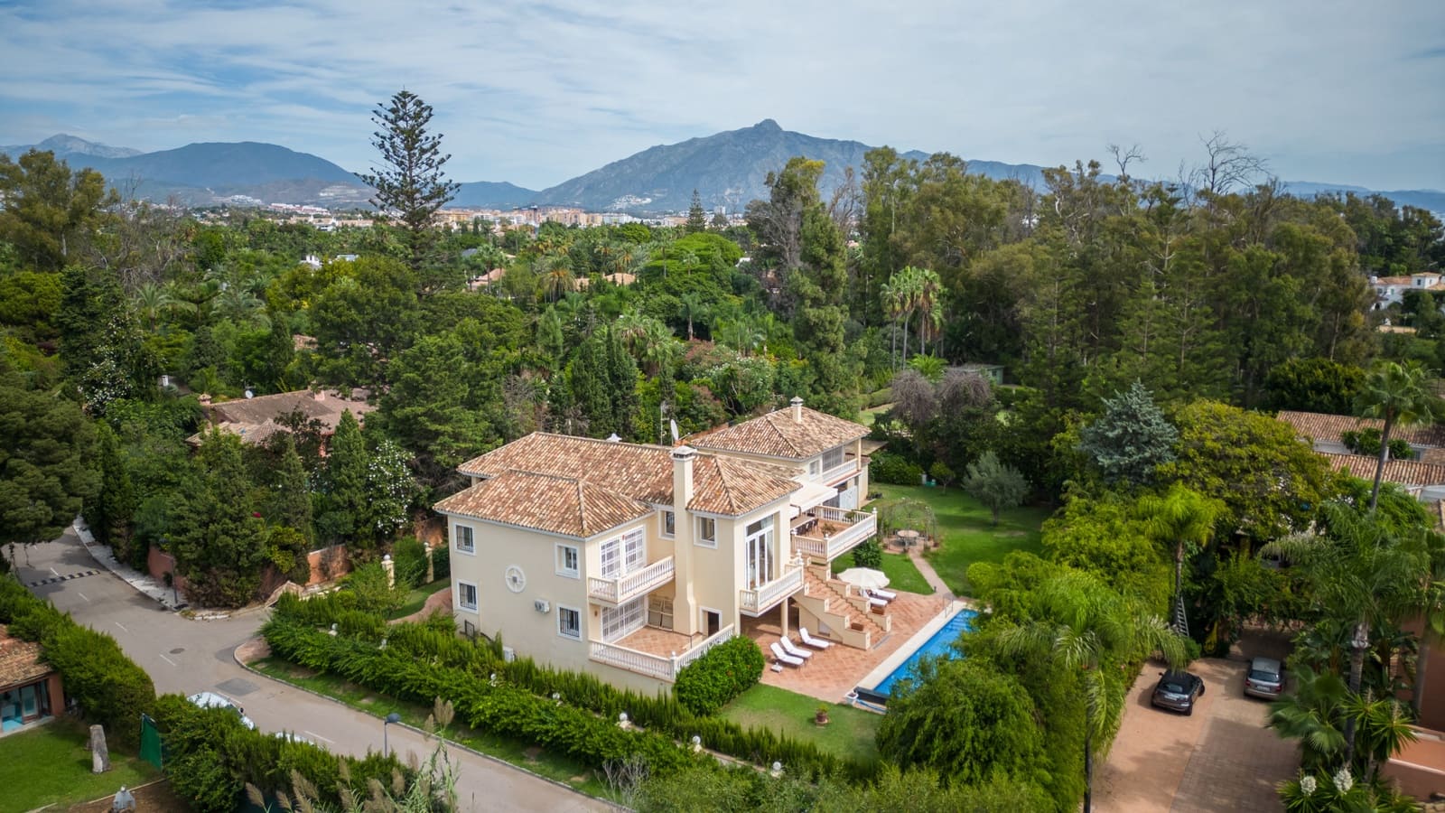 6 bedroom Villa for sale in Guadalmina with pool garage - € 3,400,000 (Ref: 10161154)
