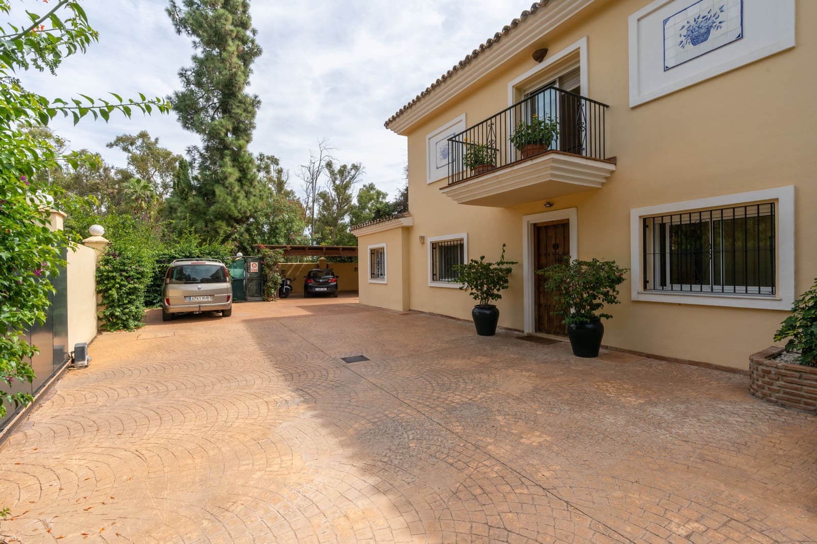6 bedroom Villa for sale in Guadalmina with pool garage - € 3,400,000 (Ref: 10161154)