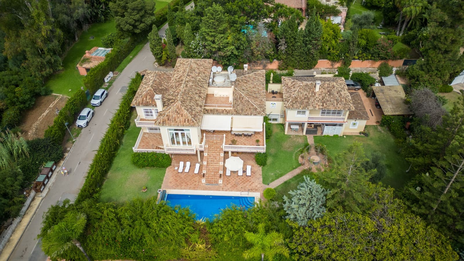 6 bedroom Villa for sale in Guadalmina with pool garage - € 3,400,000 (Ref: 10161154)