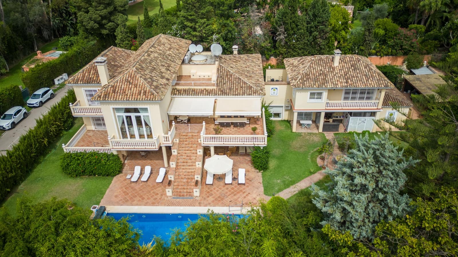 6 bedroom Villa for sale in Guadalmina with pool garage - € 3,400,000 (Ref: 10161154)
