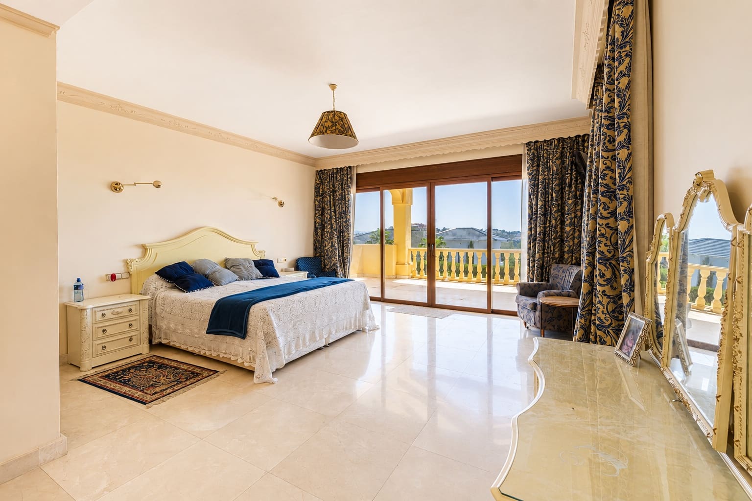 5 bedroom Villa for sale in La Quinta with pool garage - € 2,400,000 (Ref: 10164765)