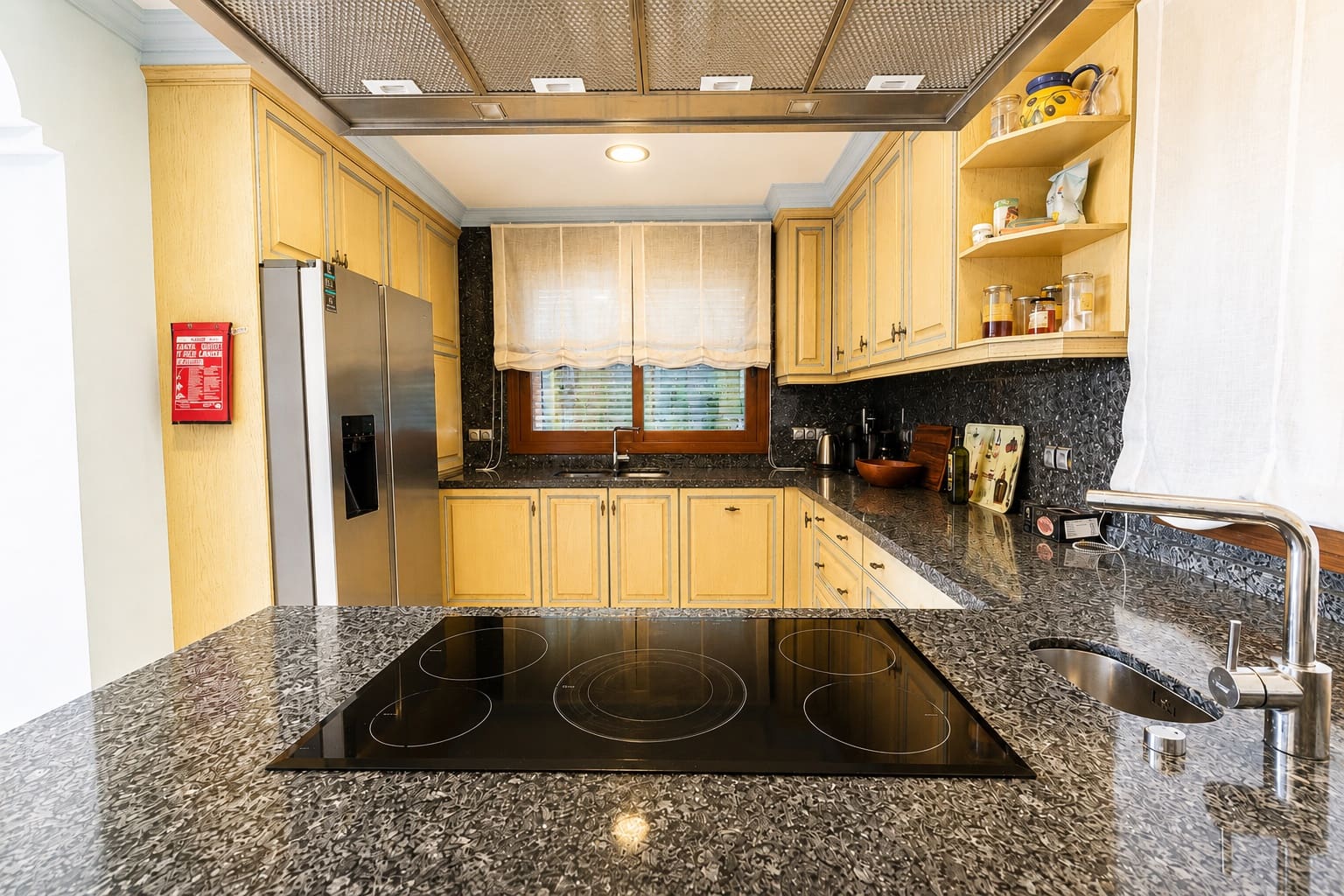 5 bedroom Villa for sale in La Quinta with pool garage - € 2,400,000 (Ref: 10164765)