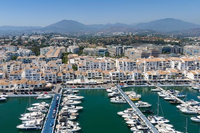 2 soveværelse Lejlighed til salg i Puerto Banus, Marbella med garage - € 1.650.000 (Ref: 9860512)