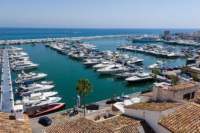 2 soveværelse Lejlighed til salg i Puerto Banus, Marbella med garage - € 1.650.000 (Ref: 9860512)