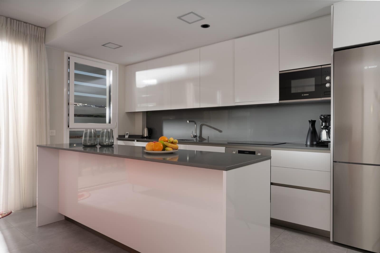 3 sypialnia Apartament na sprzedaż w La Cala de Mijas z basenem garażem - 665 000 € (Ref: 9860540)