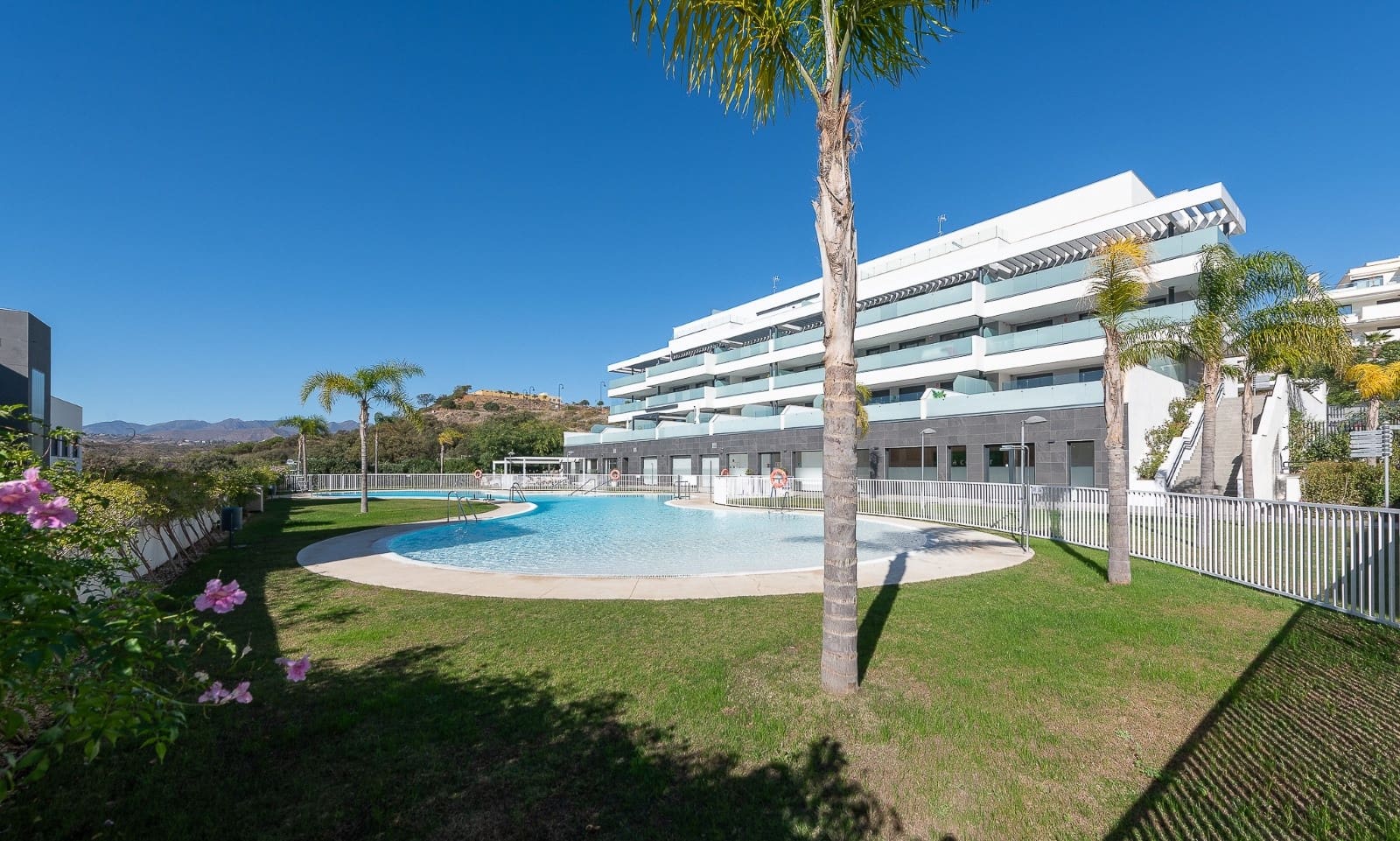 3 sypialnia Apartament na sprzedaż w La Cala de Mijas z basenem garażem - 665 000 € (Ref: 9860540)