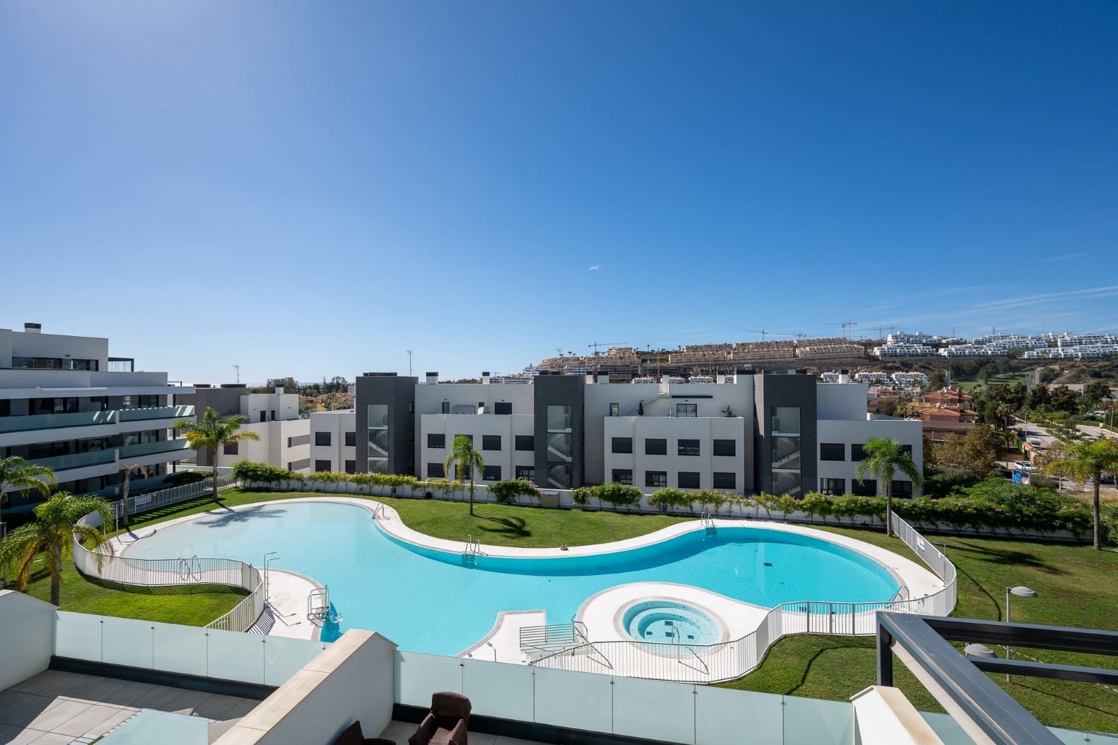3 sypialnia Apartament na sprzedaż w La Cala de Mijas z basenem garażem - 665 000 € (Ref: 9860540)