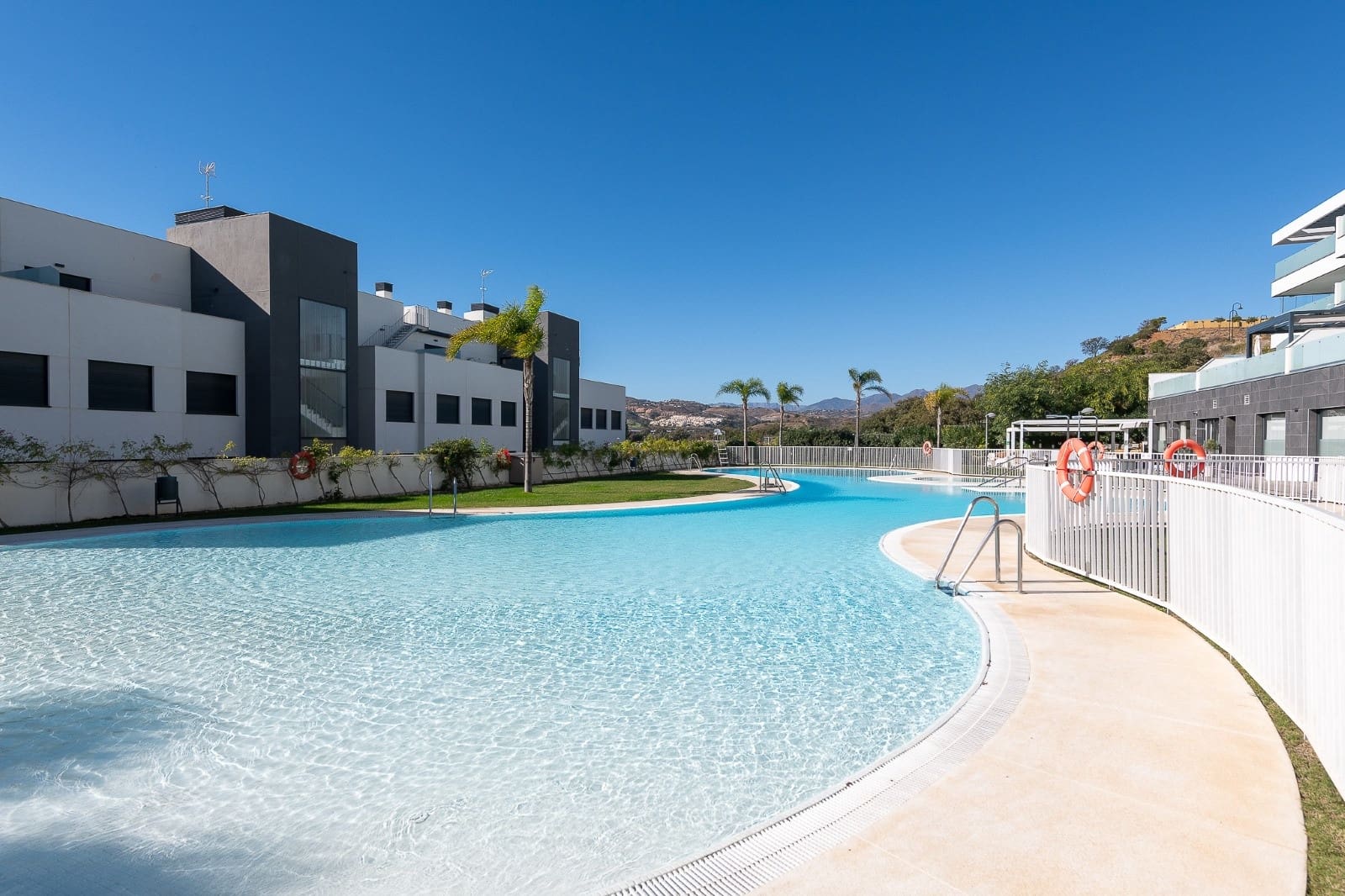 3 sypialnia Apartament na sprzedaż w La Cala de Mijas z basenem garażem - 665 000 € (Ref: 9860540)