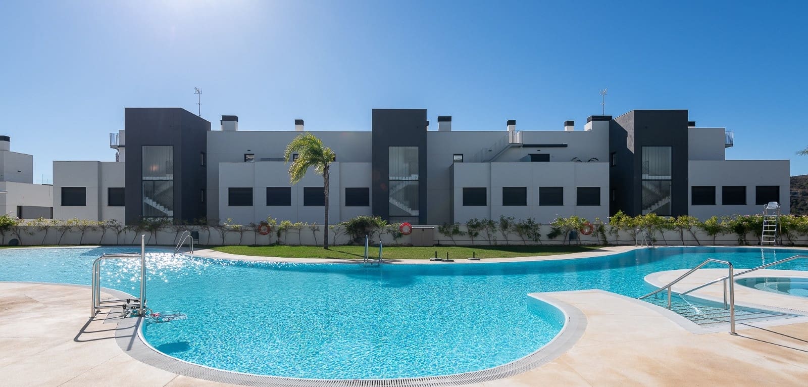 3 sypialnia Apartament na sprzedaż w La Cala de Mijas z basenem garażem - 665 000 € (Ref: 9860540)