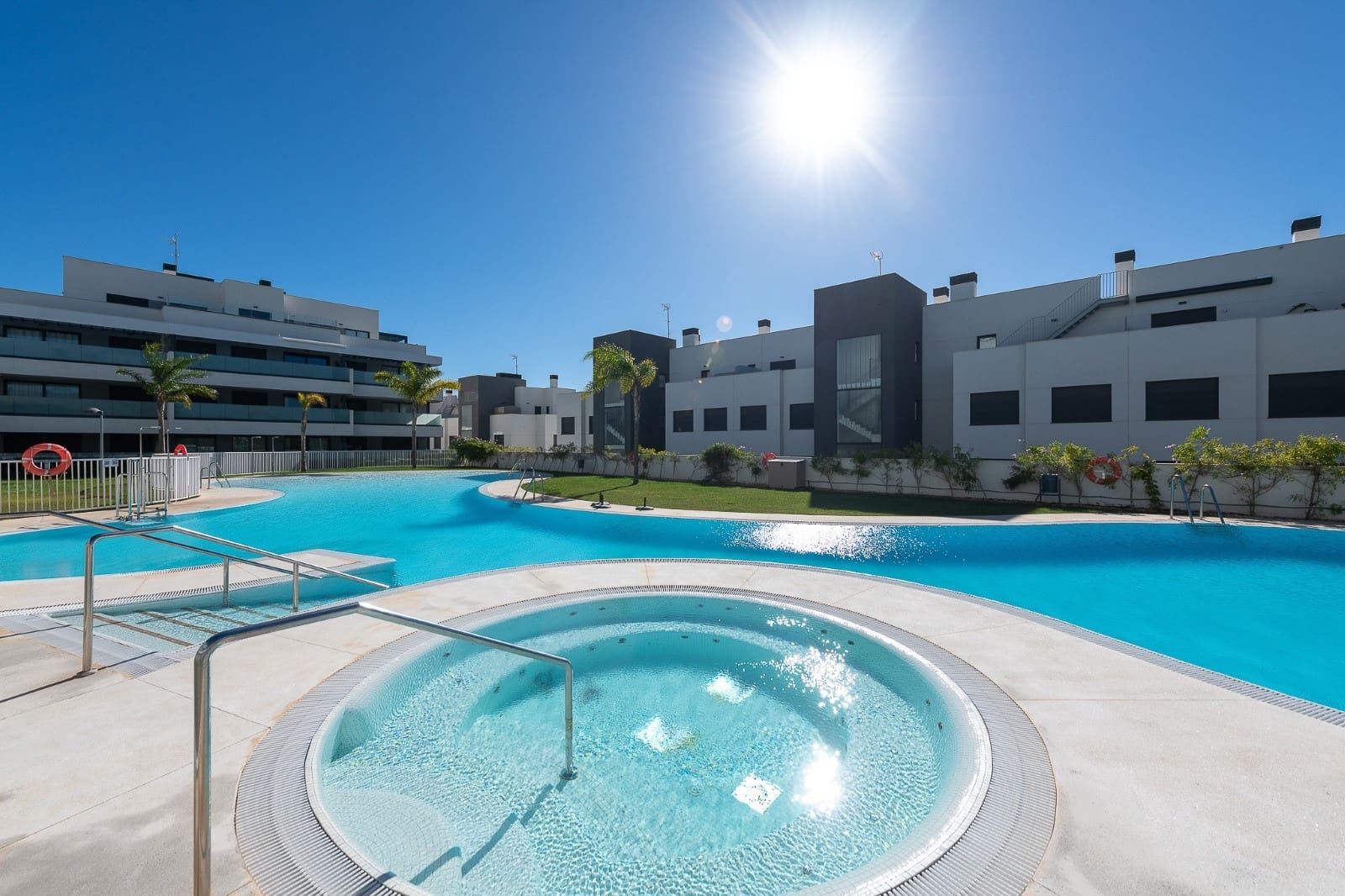 3 sypialnia Apartament na sprzedaż w La Cala de Mijas z basenem garażem - 665 000 € (Ref: 9860540)