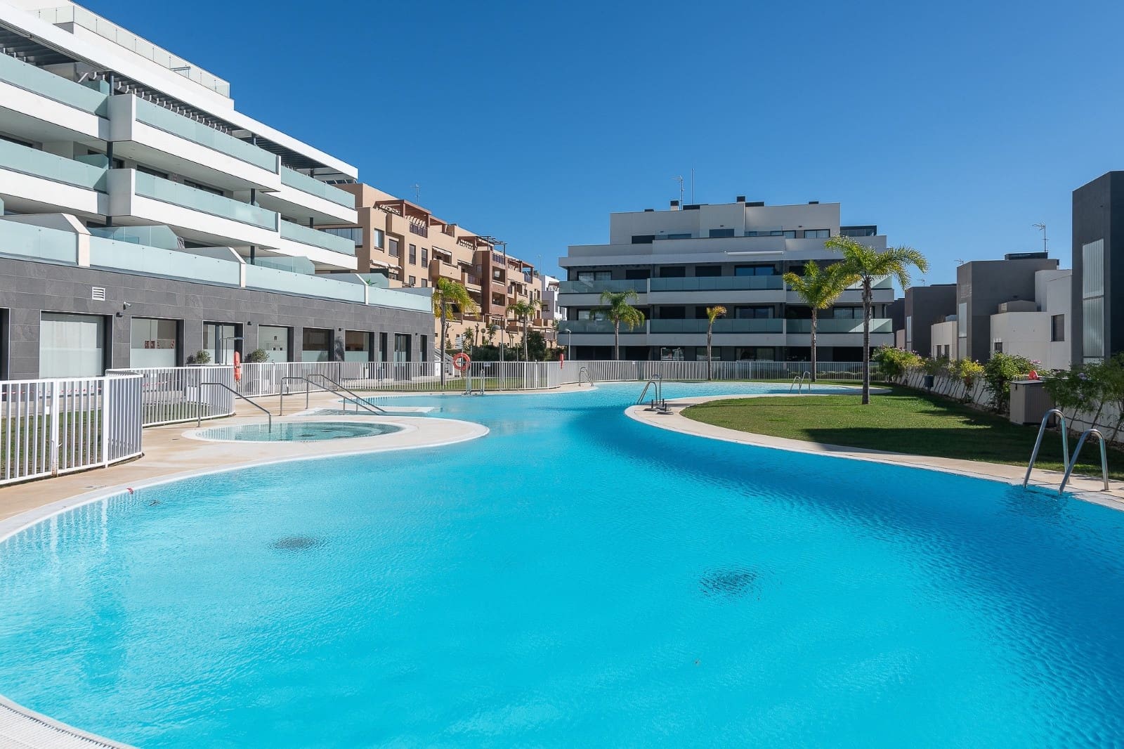 3 sypialnia Apartament na sprzedaż w La Cala de Mijas z basenem garażem - 665 000 € (Ref: 9860540)