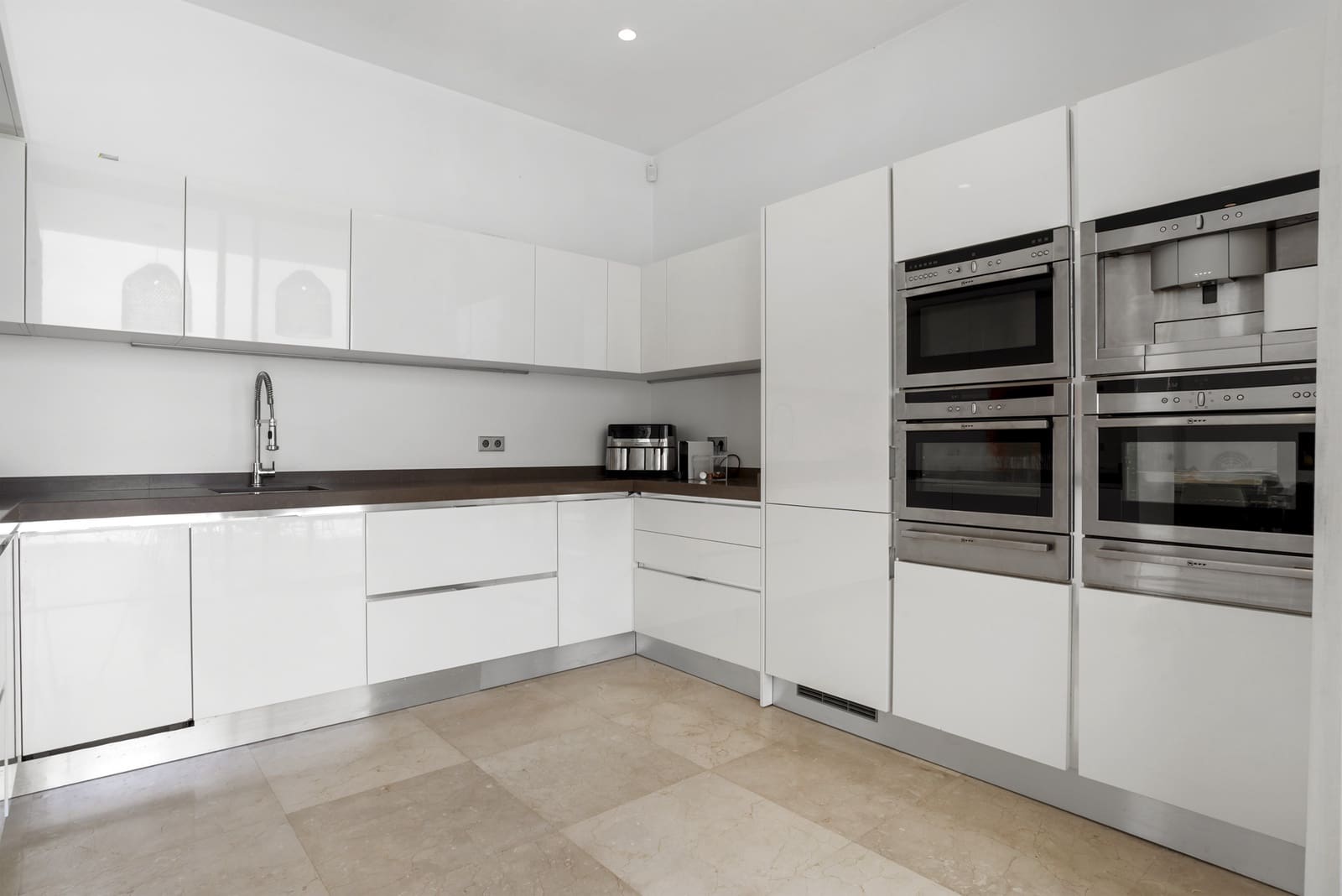 5 quarto Moradia para venda em Benahavis com piscina garagem - 3 950 000 € (Ref: 9860543)