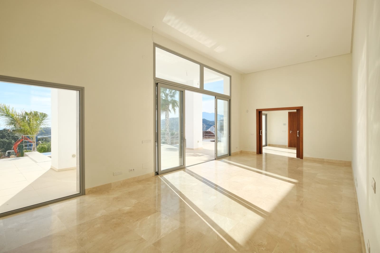 4 bedroom Villa for sale in Benahavis with pool garage - € 2,200,000 (Ref: 9860545)