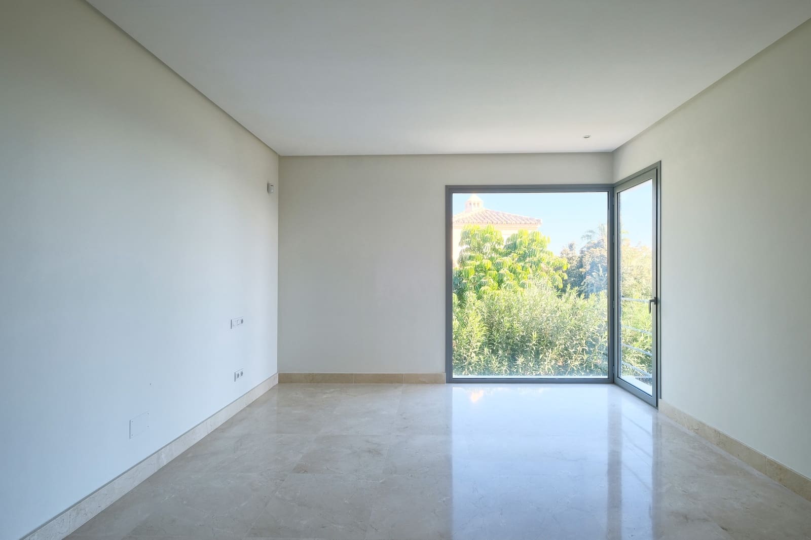 4 bedroom Villa for sale in Benahavis with pool garage - € 2,200,000 (Ref: 9860545)