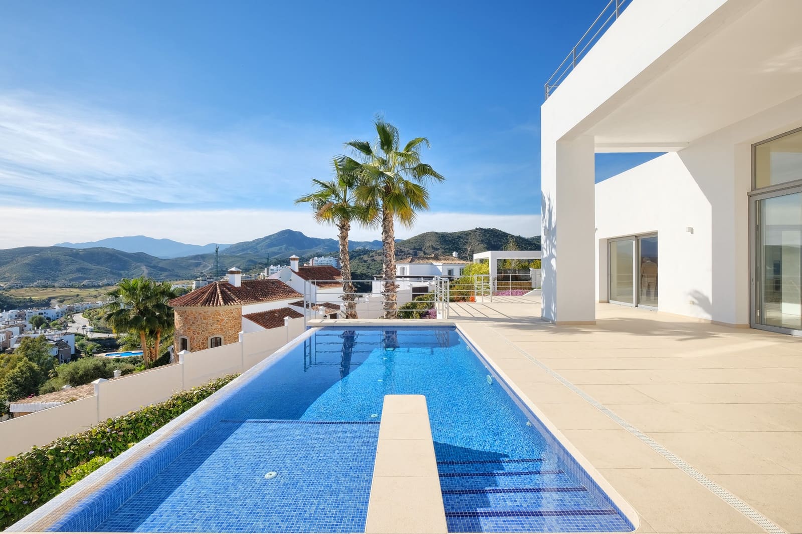 4 bedroom Villa for sale in Benahavis with pool garage - € 2,200,000 (Ref: 9860545)