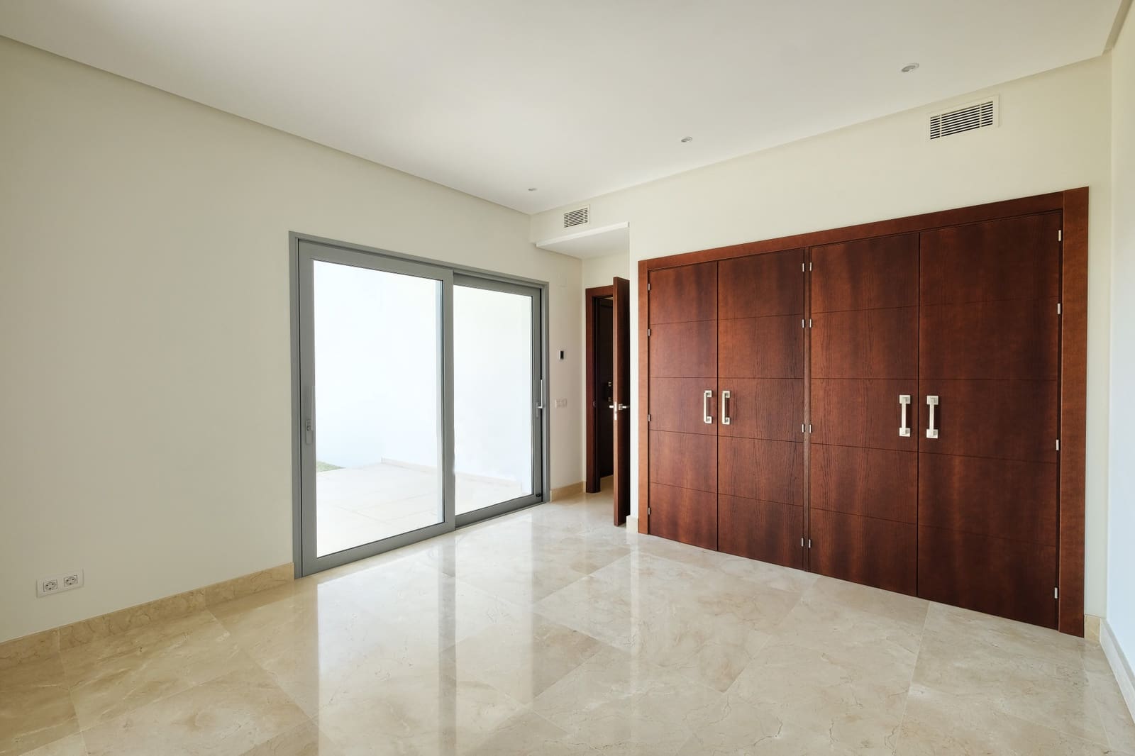 4 bedroom Villa for sale in Benahavis with pool garage - € 2,200,000 (Ref: 9860545)