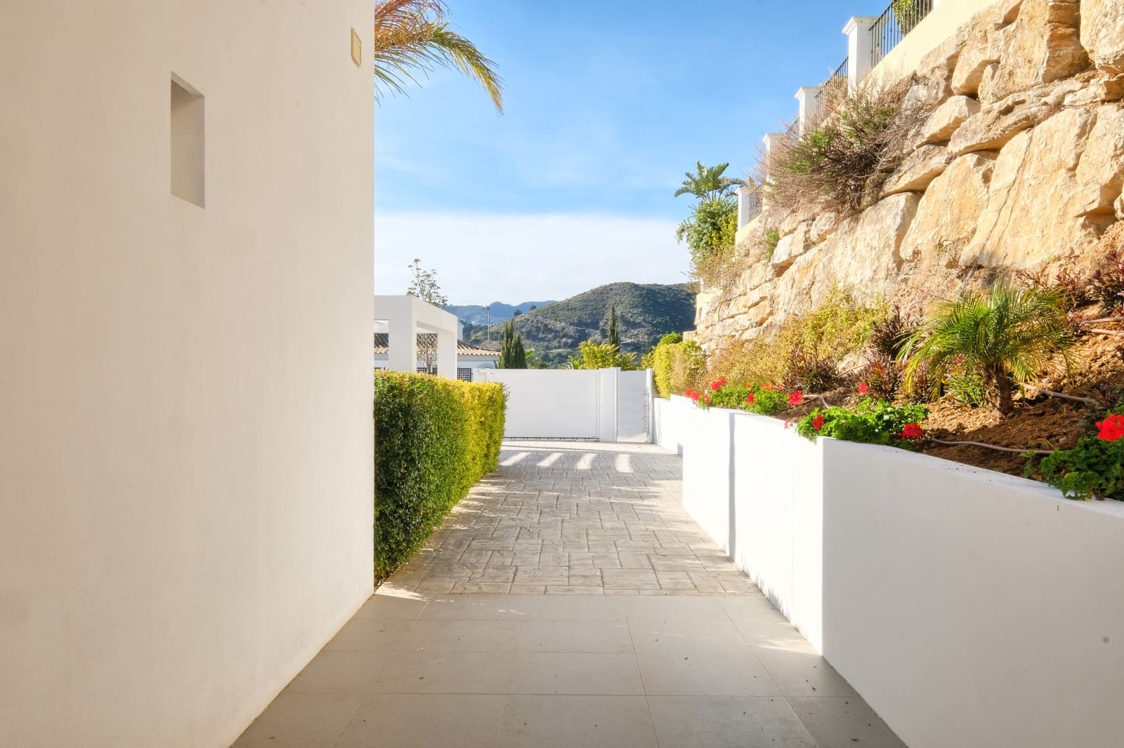 4 bedroom Villa for sale in Benahavis with pool garage - € 2,200,000 (Ref: 9860545)