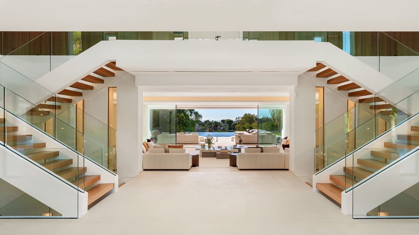 7 bedroom Villa for sale in La Quinta with pool garage - € 13,500,000 (Ref: 9860548)
