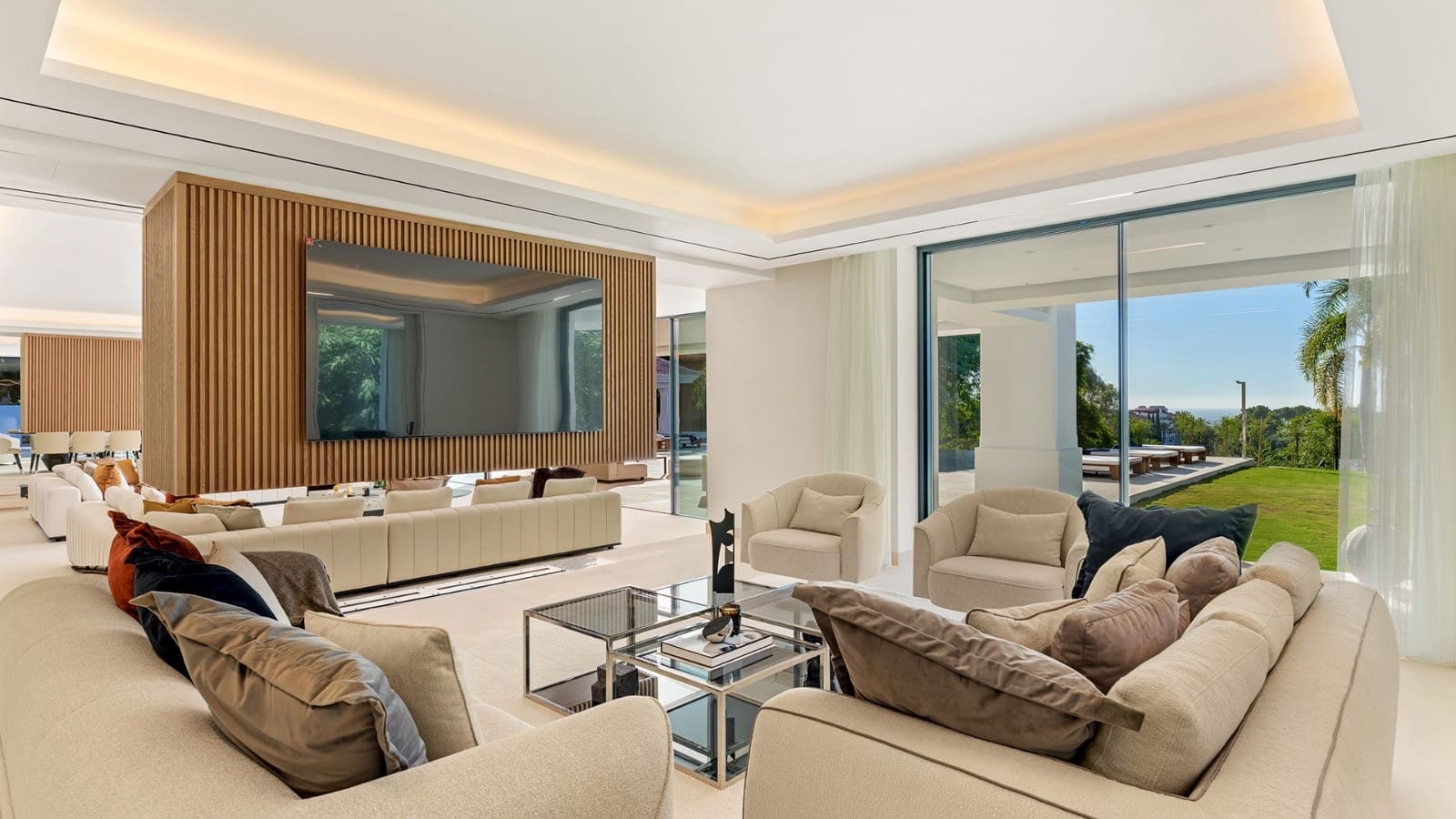 7 bedroom Villa for sale in La Quinta with pool garage - € 13,500,000 (Ref: 9860548)