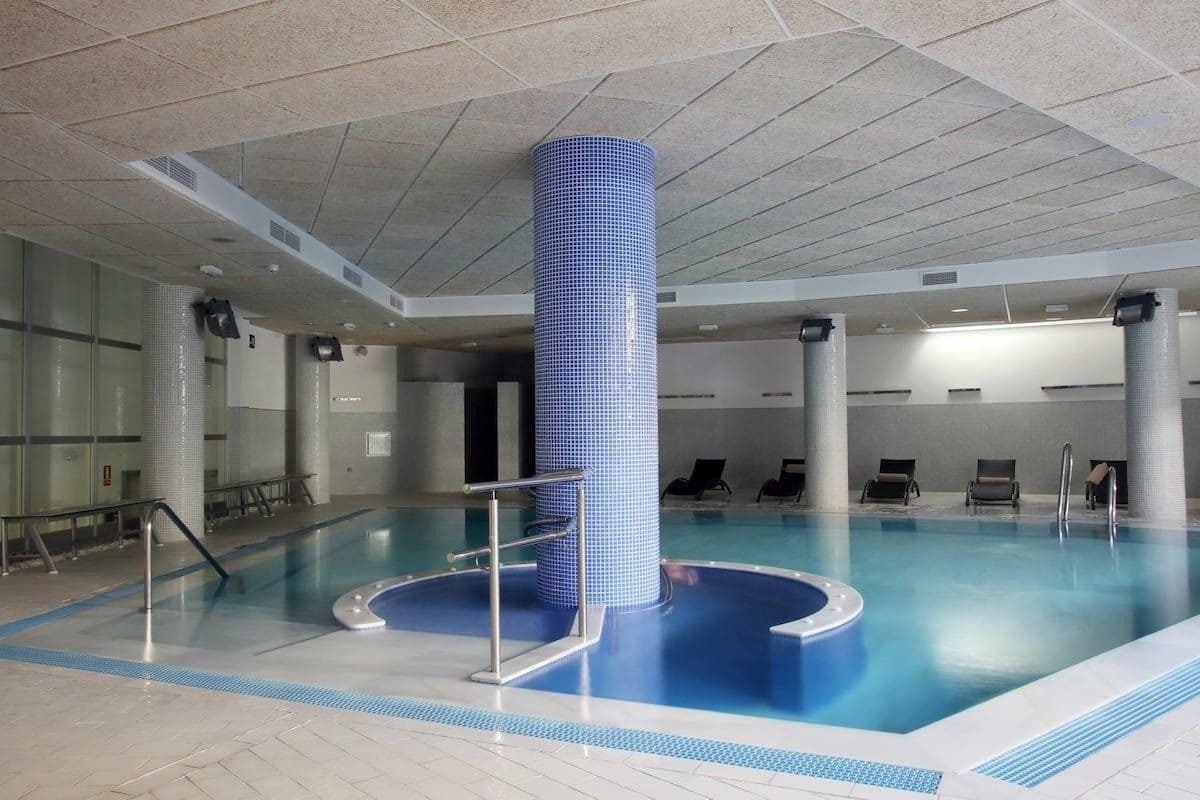 2 makuuhuone Kattohuoneisto myytävänä paikassa Estepona mukana uima-altaan 
autotalli - 630 000 € (Ref: 9860551)